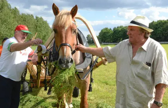 Аляксандр Лукашэнка і Жэрар Дэпардзьё, 2015 год
