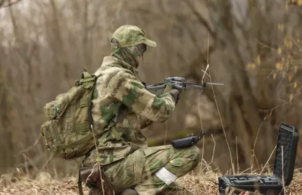 Белорусский военный с беспилотником на учениях
