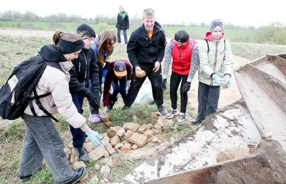 Ребята "с честью и усердием приняли участие в трудовом десанте"
