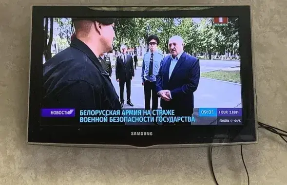 Мужчину достал телевизор?

