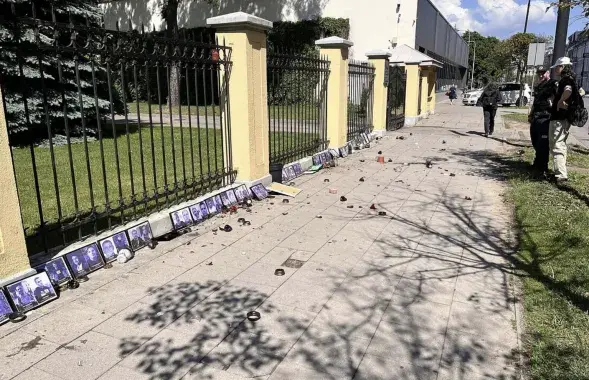 Мемориал жертвам белорусского режима осквернили возле посольства Беларуси
