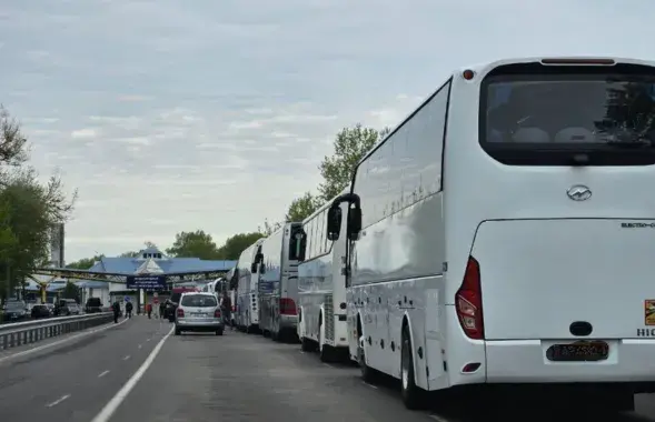 Очередь автобусов на белорусско-польской границе, иллюстративное фото
