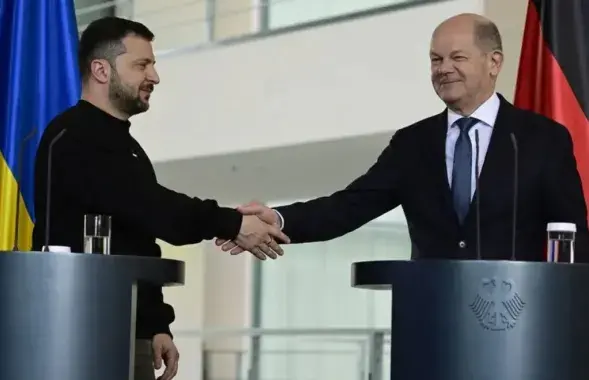 Уладзімір Зяленскі і Олаф Шольц падчас сустрэчы ў траўні 2023 года

