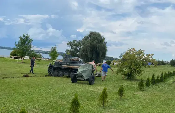 Танк і гармату прыцягнулі на месца "гістарычнай рэканструкцыі"
