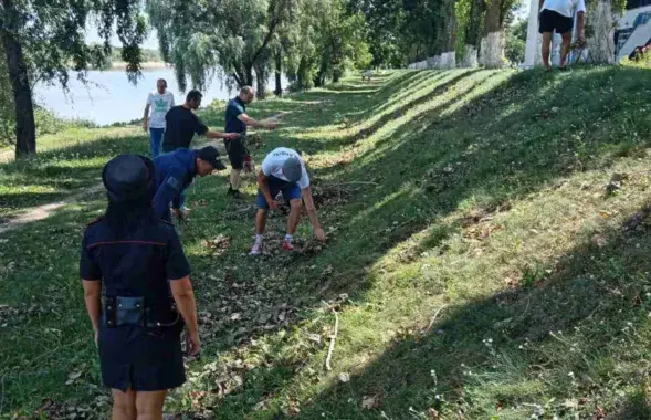 Ранее судимые люди занимаются уборкой в Мозыре
