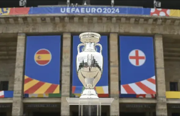 Кубок Чемпионата Европы 2024 на фоне Олимпийского стадиона в Берлине
