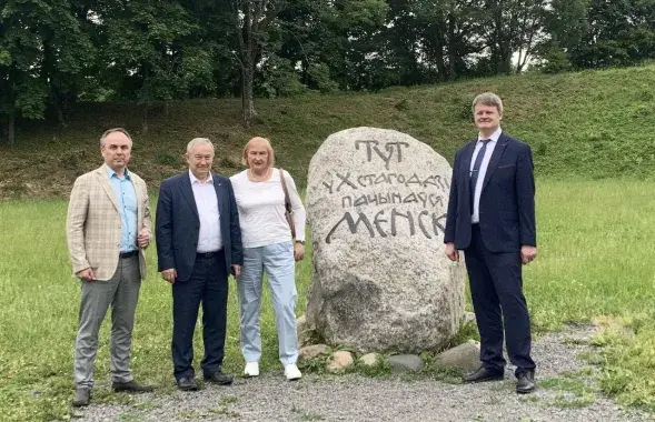 Вадзім Лакіза (злева) каля гарадзішча на Менцы
