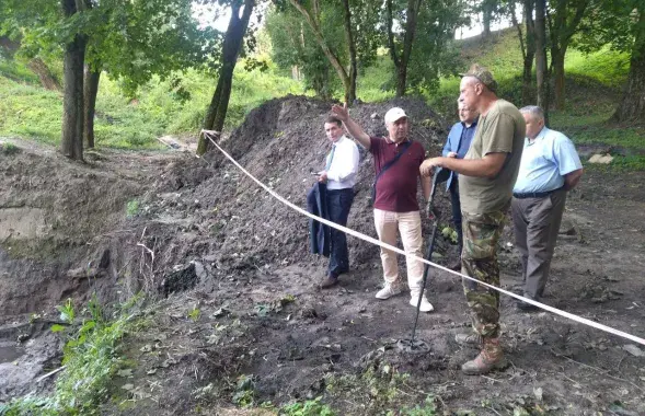 Вадим Лакиза (с поднятой рукой) на городище на Менке
