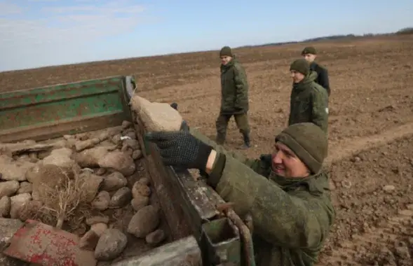 Вясной на Гродзеншчыне вайскоўцы збіралі на палях камяні
