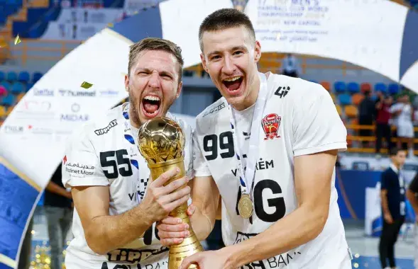 Мікіта Вайлупаў (злева) выступае за венгерскі клуб з 2022 года
