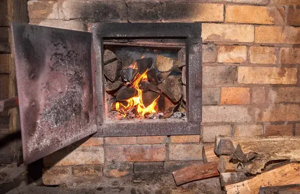 Увечары гаспадыня прапаліла печ (ілюстрацыйнае фота)
