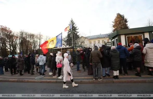 Натоўп людзей ля амбасады Малдовы ў Мінску
