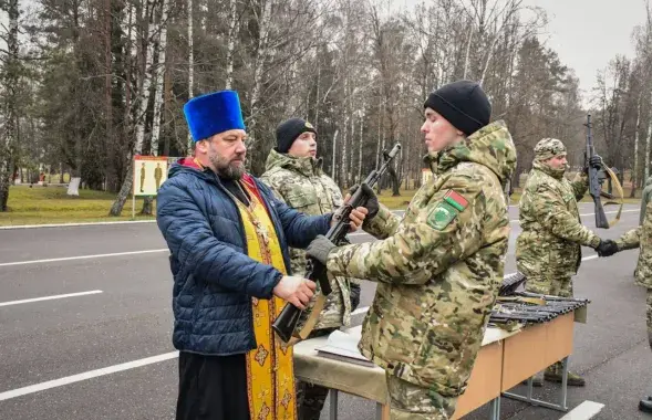 Автомат из рук православного священника
