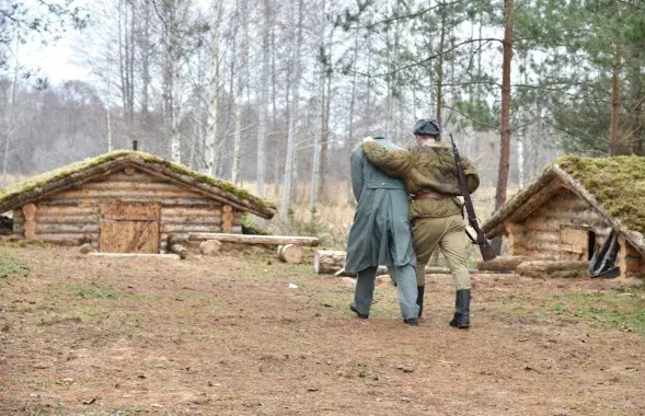 Рэканструкцыя ў адноўленым партызанскім лагеры
