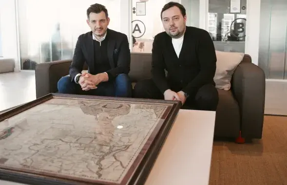 Григорий Астапеня и Павел Мацукевич возле карты
