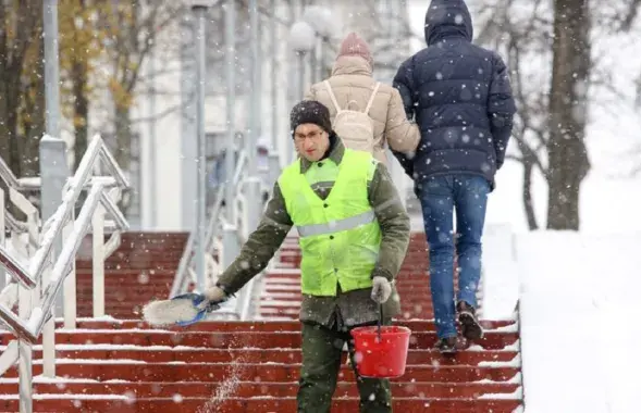 Проблема с дворниками, так как "небольшие зарплаты, тяжелый труд"
