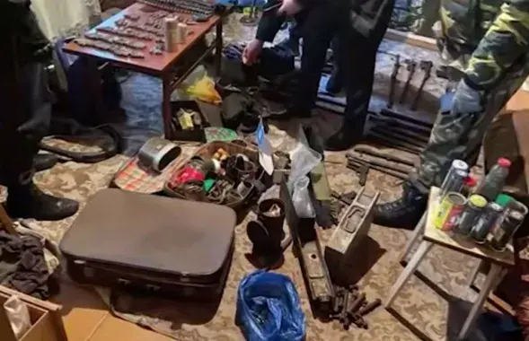 Арсенал, который нашли у жителя Березинского района
