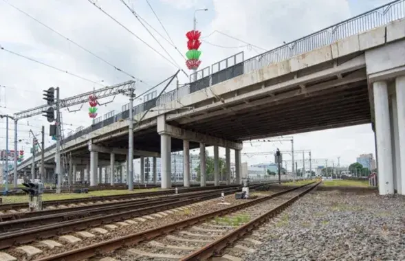 Мост паміж Маскоўскай і плошчай Незалежнасці
