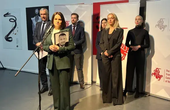 Святлана Ціханоўская і прадстаўнікі яе каманды падчас брыфінгу 26 студзеня 2025 года
