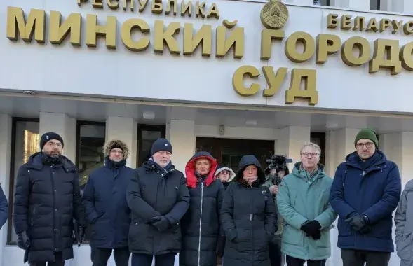 Прадстаўнікі дыпламатычных місій каля будынка суда
