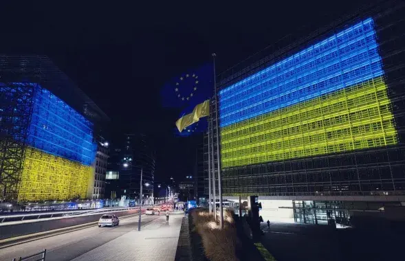Колеры Украіны на будынку Еўракамісіі
