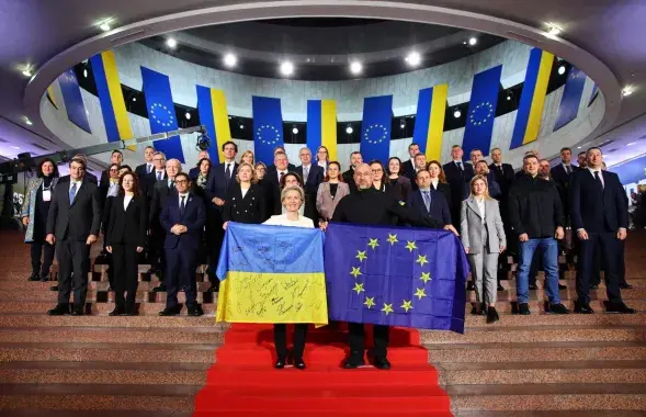 Урсула фон дер Ляйен с украинским флагом
