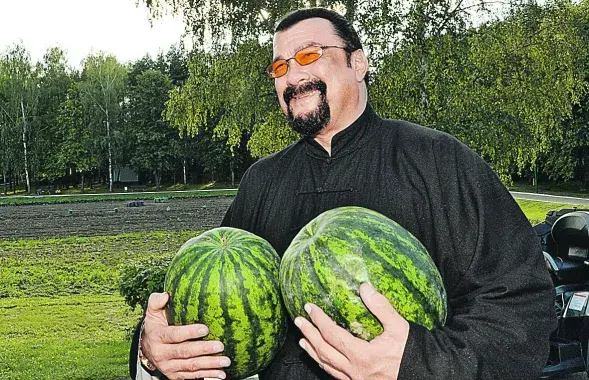 Стивен Сигал с незрелыми арбузами от Лукашенко
