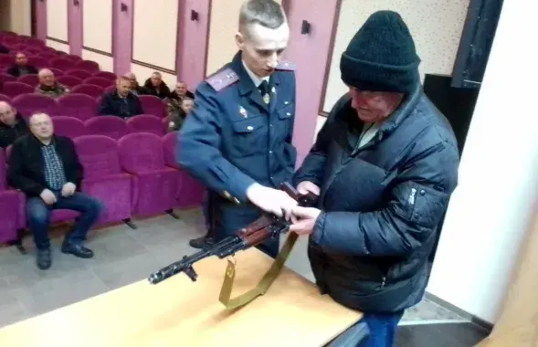 Многие присутствующие мужчины десятки лет не держали в руках автомат
