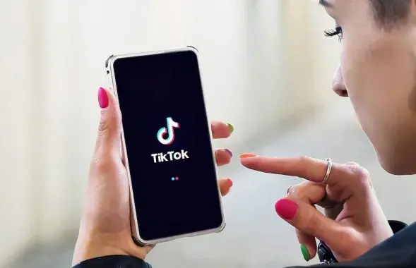 TikTok забароніць карыстацца праграмай падлеткам пасля 22:00
