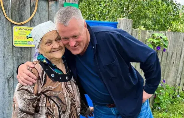 Леанід Судаленка з маці перад ад'ездам з Беларусі
