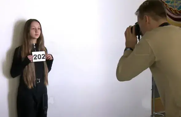 Школьніца з Брэста падчас кастынгу на фільм "Крэпасць", люты 2024 года
