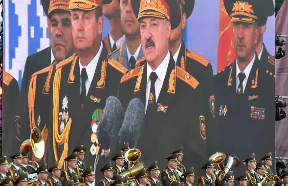 Лукашэнка на парадзе
