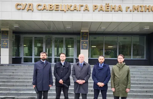 Дыпламаты каля суда, дзе адбываецца працэс над Нінай Багінскай
