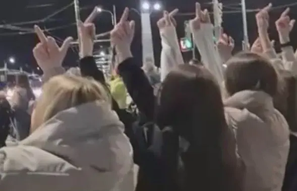 Дзяцей, якія паказалі сярэднія пальцы салюту, прымусілі глядзець "Ідзі і глядзі"
