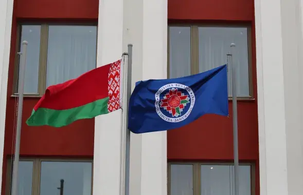 Флаги Беларуси и Министерства иностранных дел
