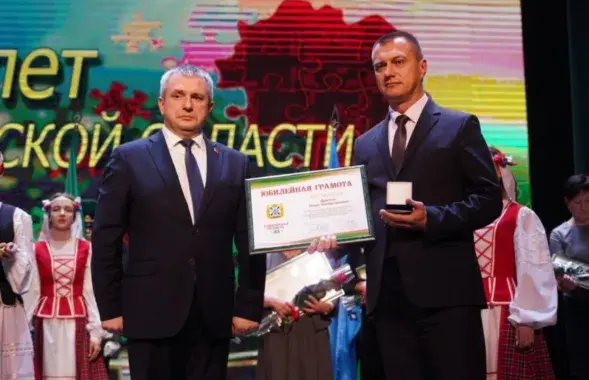 Игоря Драгеля награждает председатель облисполкома Иван Крупко
