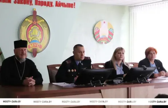 Священник на воспитательном мероприятии Мостовского РОВД
