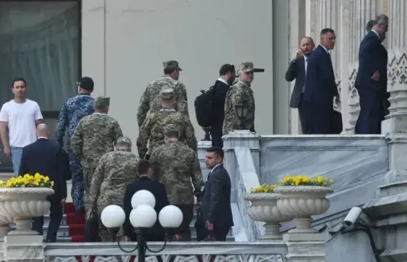 Украінская дэлегацыя перад перамовамі ў Стамбуле

