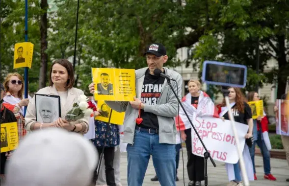 Сяргей Ціханоўскі паказвае свой фатаздымак да зняволення
