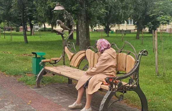 В Лиде поставили аллею арт-скамеек ко Дню белорусской письменности

