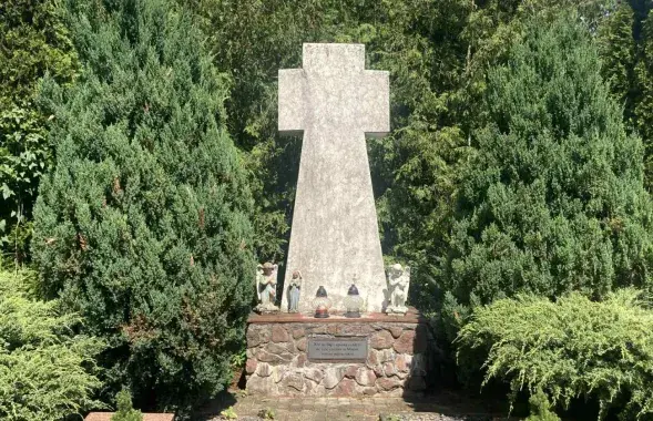 Памятник-крест в деревне Войстом
