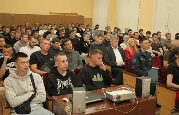 Собрание в военкомате в Жлобине
