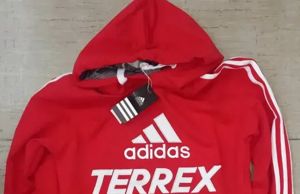 Джемпер Adidas запретили продавать в Беларуси
