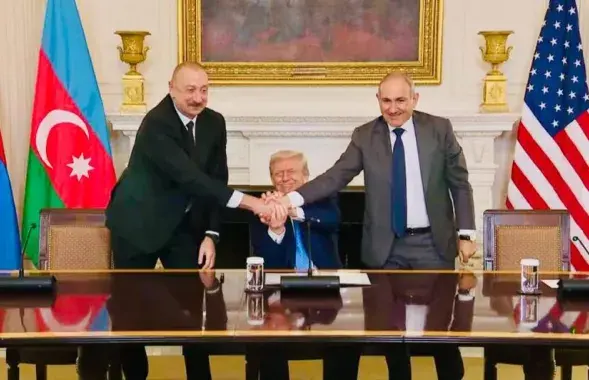 Алиев, Пашинян и Трамп во время подписания меморандума относительно судьбы Зангезурского коридора
