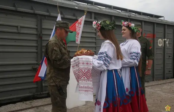 Российских военных встречали в Беларуси
