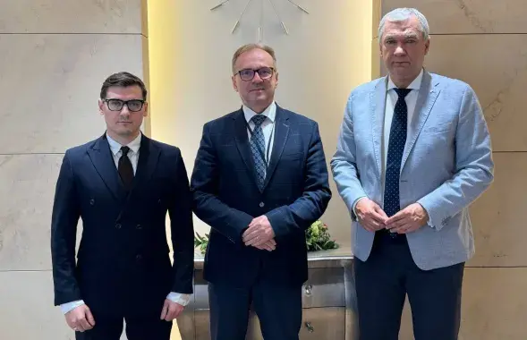 Артем Брухан, Адам Халатинский и Павел Латушко во время встречи
