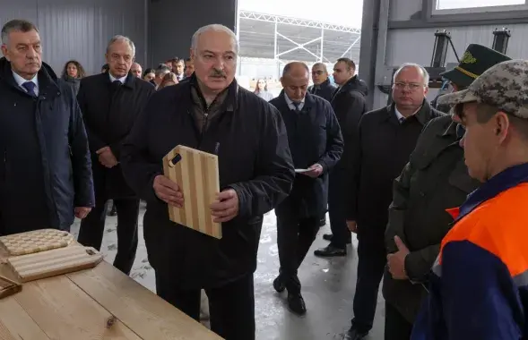 Александр Лукашенко во время поездки в Лепельский район 31 октября 2025 года
