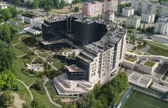 Паводле пашпарта аб’екту, дом здадуць у пачатку 2026 года, але пакуль не паспяваюць у тэрміны
