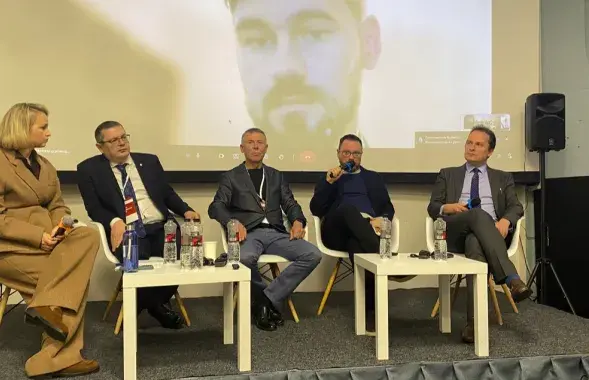 Алег Дунда другі справа, з мікрафонам
