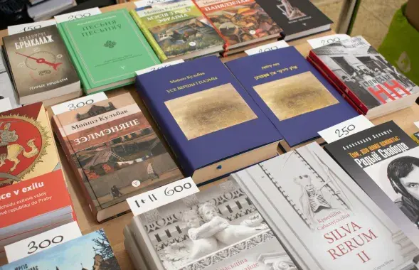 Книги белорусских издательства во время продажи
